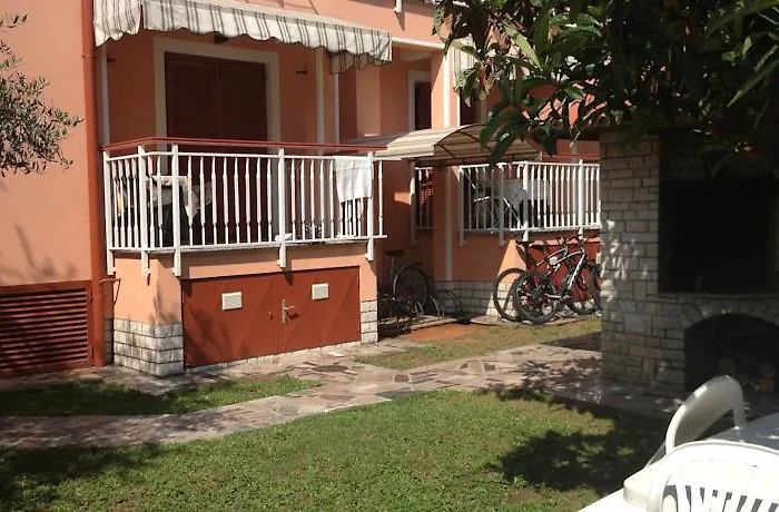 Apartments Zdjelar *