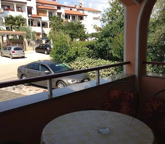 Zdjelar アパート ポレッチ